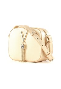 Borsa a tracolla dorata in pelle texture, forma rettangolare, hardware argentato, dettaglio a forma di V e nappina in catena.