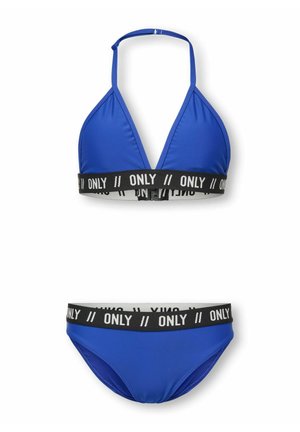Modro kopalke komplet z črnimi elastičnimi trakovi, ki nosijo bel napis "ONLY", zgornji del v obliki trikotnika s trakovi okoli vratu in ujemajočimi se nizkimi hlačkami.