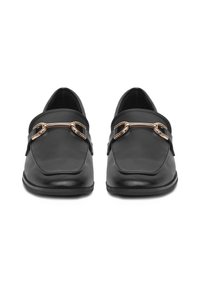 Čierne kožené loafers s elegantným dizajnom a výrazným zlatým akcentom. Hladká textúra a zaoblený tvar špičky.