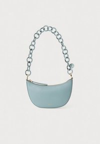 Τσάντα ώμου από γαλάζιο δέρμα με καμπυλωτό σχήμα, διακοσμημένη με χοντρή κυκλική αλυσίδα και φερμουάρ στο επάνω μέρος. Εξαρτήματα σε χρυσαφί χρώμα.