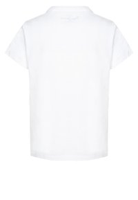 Bílý bavlněný tričko s krátkým rukávem, které má kulatý výstřih a rovný lem. Tkanina má hladkou texturu bez viditelných vzorů.