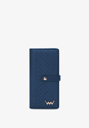 Marineblaues Portemonnaie mit strukturierter Oberfläche, goldfarbenen Beschlägen, Klappdesign und einem am unteren Rand eingeprägten Logo. Kompakte rechteckige Form.
