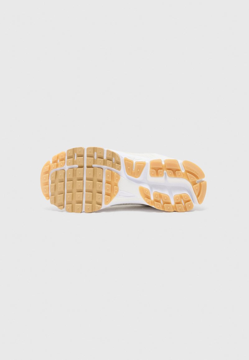 Nike Sportswear ZOOM VOMERO 5 - Tenisky - white phantom summit/white gum/brown