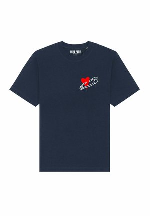 Mariene katoenen t-shirt met korte mouwen, voorzien van een rode hart- en veiligheidsspeldafbeelding op de borst. Ronde hals ontwerp.