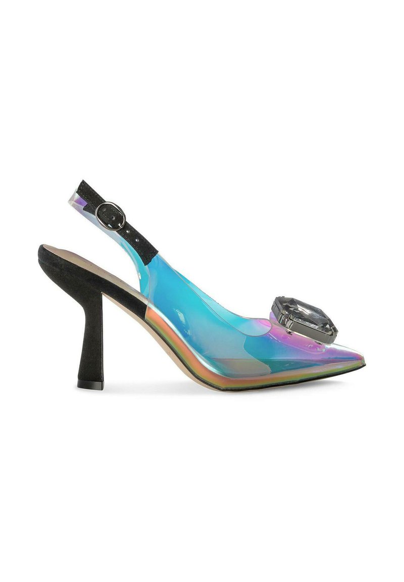 Scarpa con tacco alto slingback realizzata in materiale iridescente, con un cinturino in suede nero, punta affilata e un grande inserti simile a un diamante.