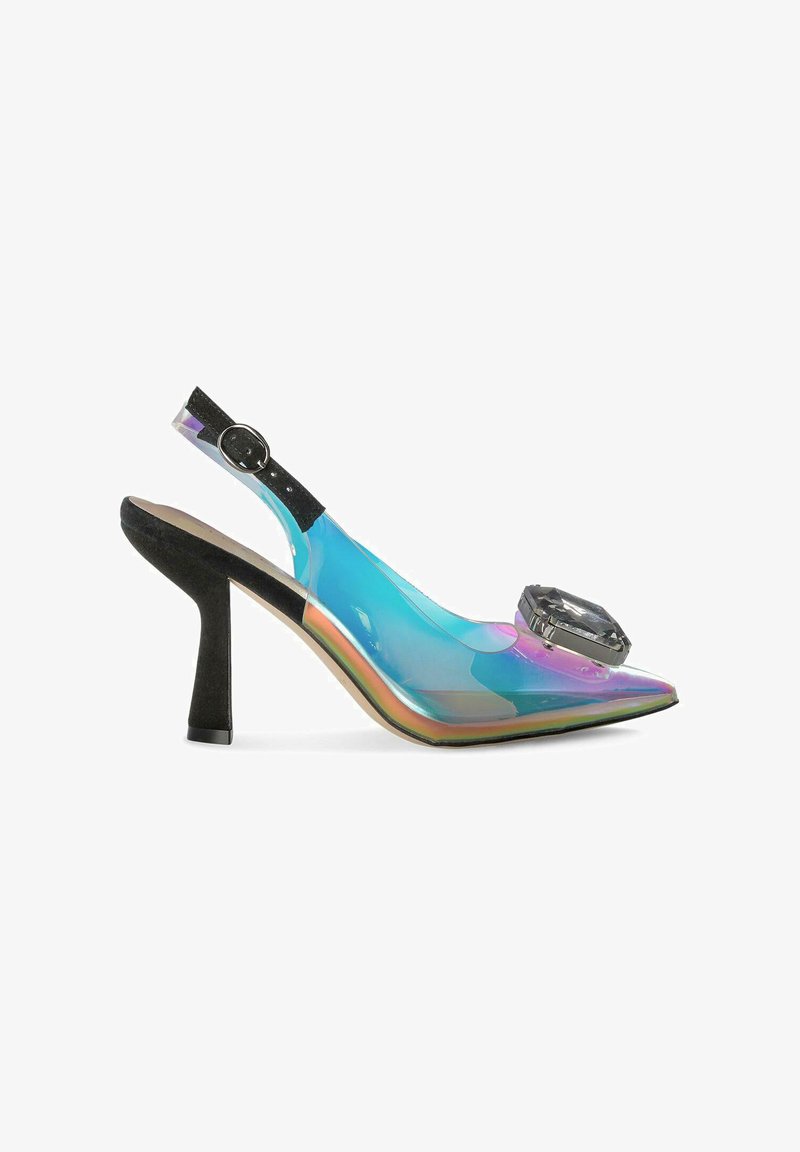 Scarpa con tacco alto slingback realizzata in materiale iridescente, con un cinturino in suede nero, punta affilata e un grande inserti simile a un diamante.