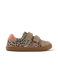 Sneaker con stampa leopardata in tessuto beige, dotate di doppie fascette in velcro, con accenti verdi e rosa, e suola in gomma marrone. Logo del marchio visibile sul lato.
