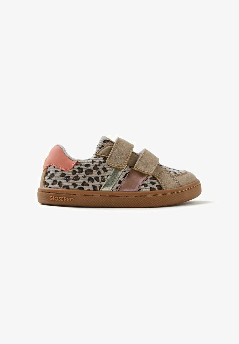 Zapatillas de leopardo con tejido beige, doble tira de Velcro, acentos en verde y rosa, y suela de goma marrón. Logo de la marca visible en el lateral.