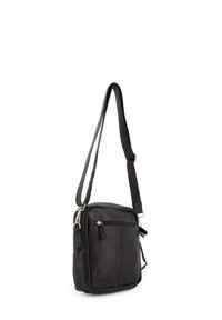 Sorte læder crossbody taske med lynlås, justerbar rem og yderlomme. Glat tekstur og rektangulær form.