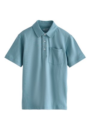 Svijetloplavi polo majica kratkih rukava s ovratnikom, tri gumba i džep na prsima, položena ravno na bijelu pozadinu.