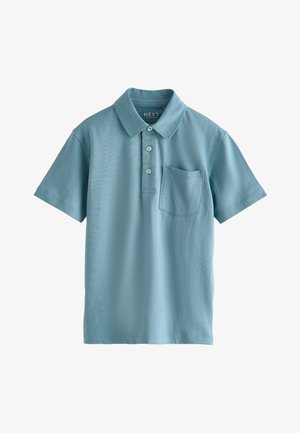 Lyseblå kortærmet polo med krave, tre knapper og en brystlomme, lagt fladt mod en hvid baggrund.