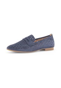 Donkerblauwe suede loafers met geperforeerde vierkante patronen, een platte zool en een decoratieve band over de bovenkant.