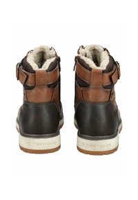 Botas de tobillo de cuero marrón y negro con forro de felpa, que cuentan con doble cremallera lateral, hebillas y una suela de goma texturizada.