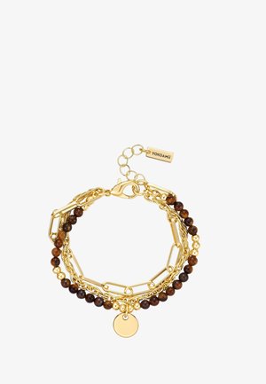Goldfarbener geschichteter Armband mit braunen Perlen, Kettengliedern, einem runden Anhänger und einem verstellbaren Verschluss mit einem YOKOAMii-Tag.