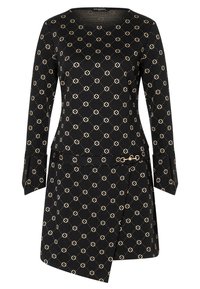 Schwarzes Kleid mit langen Ärmeln, Rundhalsausschnitt und einem beigen Diamantmuster. Verfügt über ein seitliches Wickeldesign und goldene Hardware-Akzente.