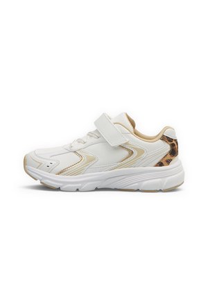 Sneaker da bambino bianco e beige con chiusura in Velcro e dettagli con stampa leopardata sul tallone, mostrata dal lato esterno su sfondo bianco.