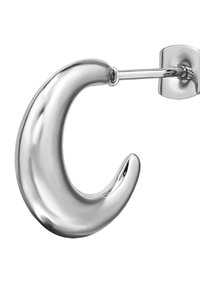 Orecchino a cerchio in argento con una forma curva e allungata. Finitura liscia e lucida con un supporto posteriore sicuro e una lucentezza sottile.