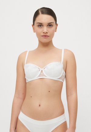 Hvit bh med glatte kopper og blonder, med undertrå støttende og justerbare stropper, supplert med en matchende hvit truse.