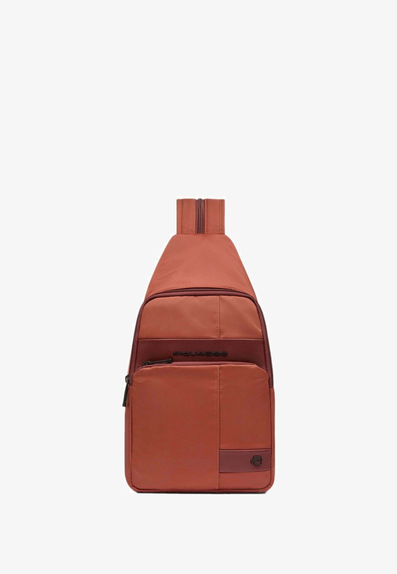 Crossbody tasje in roestkleur met meerdere ritsvakken en een verstelbare band.