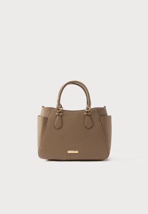 Bruine synthetische handtas met twee bovenhandvatten, een gestructureerd ontwerp, gouden hardware accenten en een subtiele textuur.