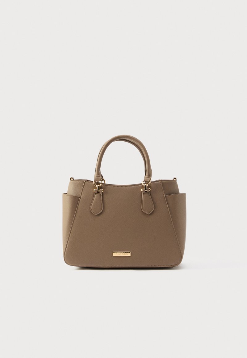 Pruun sünteetiline käekott kahe peamise käepidemega, struktuurne disain, kuldsed metalldetailid ja õrn tekstuur.