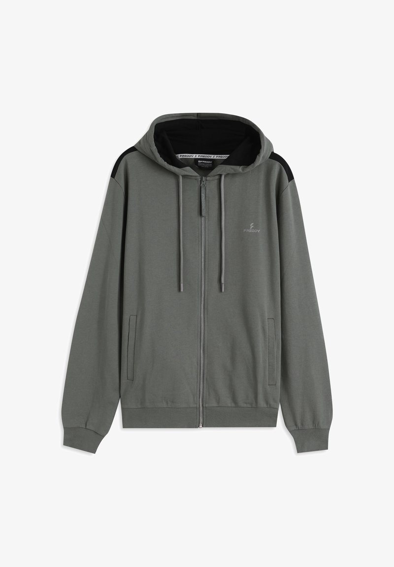 Sudadera con capucha gris con cremallera, que presenta un detalle negro en los hombros, dos bolsillos delanteros, cordones y una textura suave y lisa.