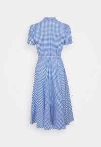 Blå och vit rutig kortärmad klänning med figurnära midja och utsvängd midiklänning, visad bakifrån.