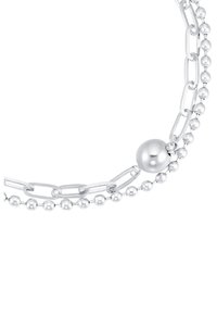 Collana in argento a strati con una catena di anelli allungati e un'altra di piccole perline rotonde, caratterizzata da un grande pendente a forma di perla rotonda in argento.