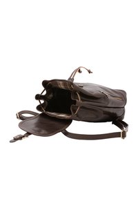 Borsa in pelle marrone con chiusura a coulisse. Caratterizzata da una fodera interna a quadretti, una tasca esterna con zip e una patta piatta rimovibile.