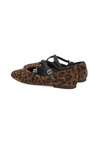 Leopardenmuster Ballerinas aus braunem Wildleder mit schwarzen Riemen, spitzem Design und silbernen Schnallenakzenten. Flache Sohle.