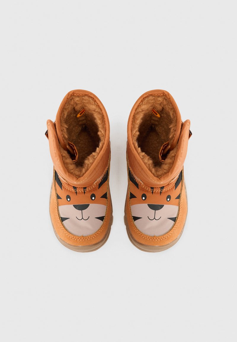 Oransje støvler med tigeransiktsdesign, med myk pelsforing og svarte detaljer. Rund form med en teksturert, slitesterk såle.