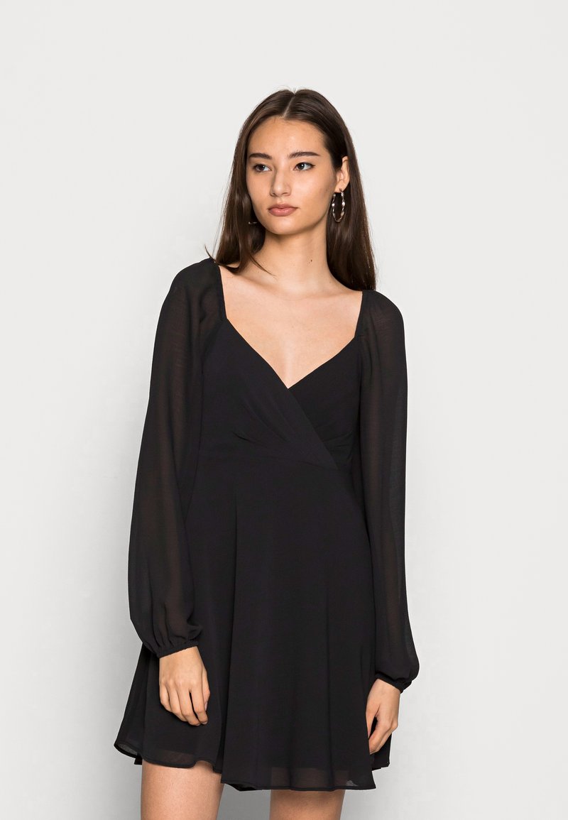 Damen Freizeitkleider | NA-KD PAMELA REIF x NA-KD OVERLAPPED DETAIL DAY DRESS Freizeitkleid black/schwarz - NE34802 Damen Freizeitkleider | NA-KD PAMELA REIF x NA-KD OVERLAPPED DETAIL DAY DRESS Freizeitkleid black/schwarz - NE34802