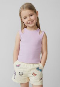 Paarse geribde tanktop met schouderuitsparingen, gecombineerd met lichtgele shorts met kleurrijke geborduurde ontwerpen van een kat, bloemen en insecten.