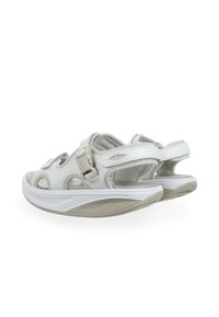 Sandalias blancas ajustables con diseño de cortes, que presentan una suela plana y un forro de textil suave. Incluyen un cierre de hebilla y detalles texturizados.