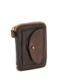 Portafoglio in pelle marrone scuro con tasca frontale con bottone automatico e cerniera dorata lungo il bordo superiore, isolato su sfondo bianco.