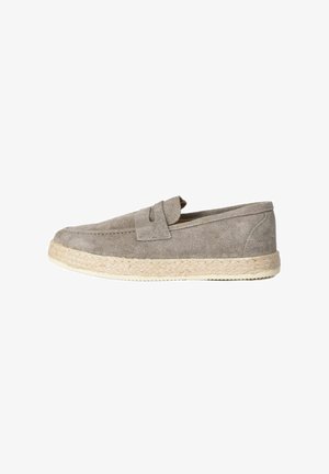 Mocassini in suede grigio chiaro con suola in juta intrecciata. Tra le caratteristiche ci sono la punta chiusa e un design slip-on con una piccola striscia decorativa.