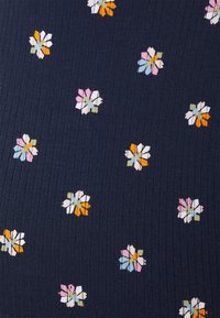 Tecido de malha rijo azul marinho com padrões florais multicoloridos dispersos, apresentando realces em rosa, laranja, branco, azul e verde.