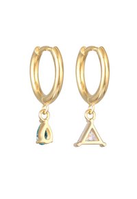 Goldene Creolen mit Anhängern: einer zeigt einen tropfenförmigen Türkisstein, der andere hat ein dreieckiges Design mit einem klaren Stein.