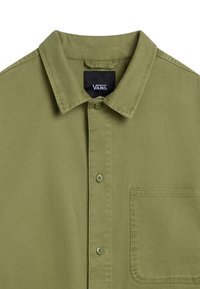 Camicetta verde oliva, in cotone, con colletto a punta, taschino sul petto, cuciture decorative e due bottoni frontali.