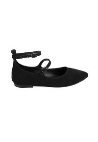 Schwarze Wildleder Ballerinas mit spitzer Zehenpartie, flacher Sohle und einem Knöchelriemen mit zwei verstellbaren Schlaufen. Glatte Textur und minimalistisches Design.