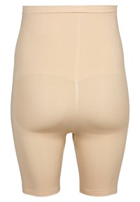 Beige shapewear shorts met een gladde textuur, hoge tailleband en een lengte tot halverwege de dij. Heeft ribbelzijden en een naadloos ontwerp.