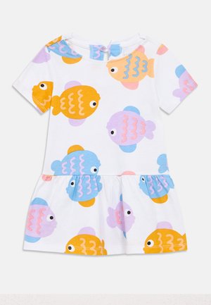 Robe à manches courtes en coton blanc avec des motifs de poissons colorés en orange, rose, bleu et violet. Comprend une jupe froncée et une fermeture à boutons.