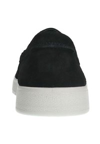 Zwarte suède sneaker met een witte rubberen zool. Beschikt over een laag ontwerp en gestikte details bij de hiel voor extra textuur.