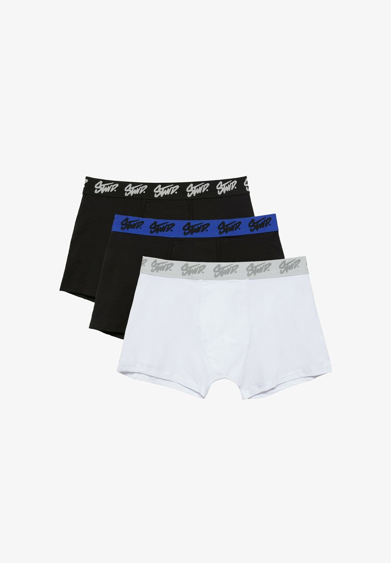 Trois boxers pour hommes en noir et blanc, chacun avec une ceinture élastique de marque en noir, bleu et gris.