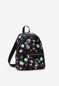 Mochila tejida negra con un patrón floral, compartimento principal con cremallera y bolsillo frontal; correas ajustables y material texturizado.