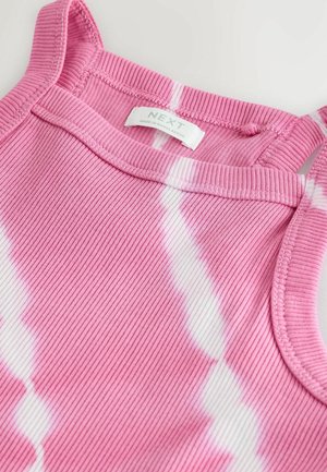 Rozā ribiņota topiņš ar baltu tie-dye rakstu, ar apaļu kakla izgriezumu un regulējamām siksnām. Uz birkas rakstīts "NEXT", ražots Bangladešā.