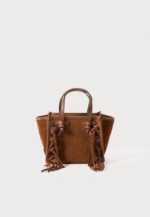 Καφέ σουέτ τσάντα χειρός με δερμάτινες λεπτομέρειες, κοντούς χειρολαβές και διακοσμητικά κορδόνια. Έχει κουτί σχήμα και ορατές ραφές.