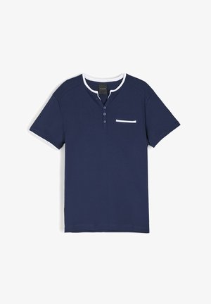 Granatowa koszulka z bawełny, z kontrastowym białym kołnierzykiem i kieszenią z detalami guzików, krótkie rękawy i luźny krój.