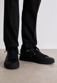 Unselected, black