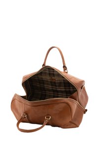 Borsa da viaggio in pelle marrone con doppi manici, ampio interno rivestito in tessuto scozzese scuro, chiusura con zip superiore e dettagli cuciti sottili.